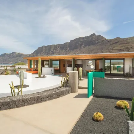 Canaryislandshost I Cauce Willa Famara